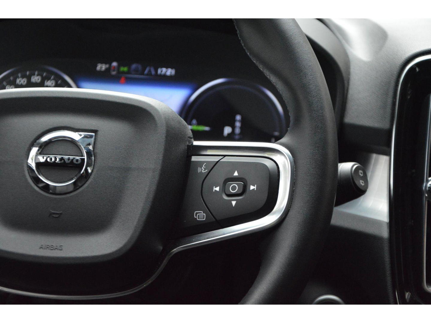 Volvo XC40 T4 Hybride Inscription | Camera | Stoel + Stuur Verwarmd | Apple CarPlay | Parkeersensoren | Dealer Onderhouden |