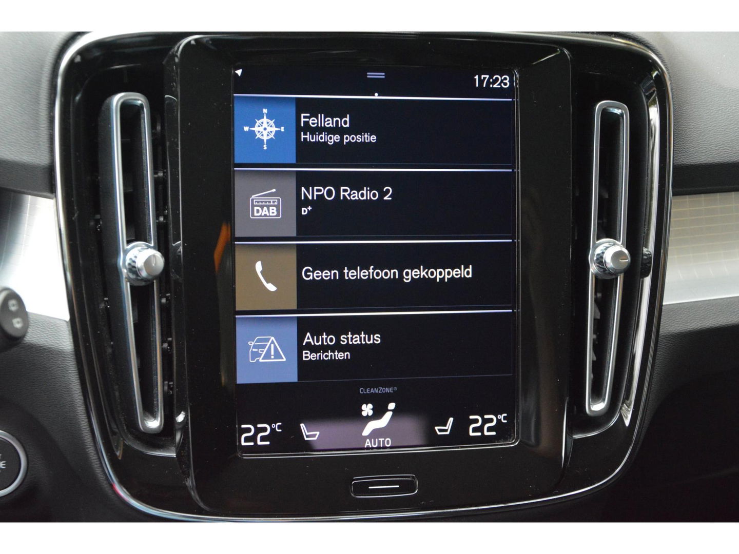 Volvo XC40 T4 Hybride Inscription | Camera | Stoel + Stuur Verwarmd | Apple CarPlay | Parkeersensoren | Dealer Onderhouden |