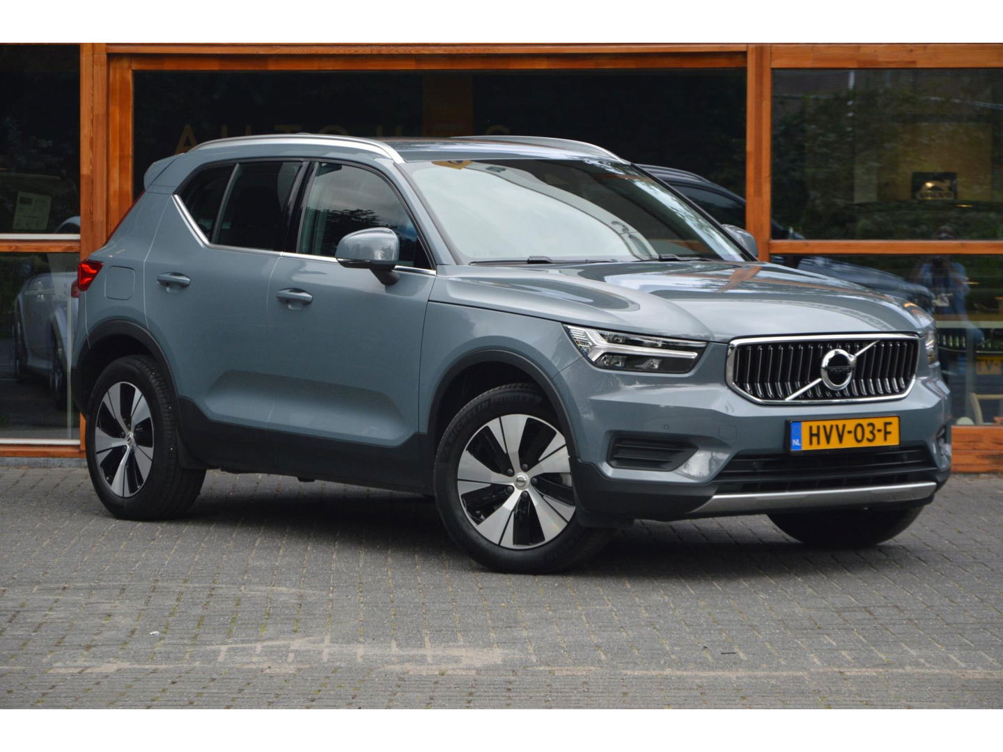 Volvo XC40 T4 Hybride Inscription | Camera | Stoel + Stuur Verwarmd | Apple CarPlay | Parkeersensoren | Dealer Onderhouden |