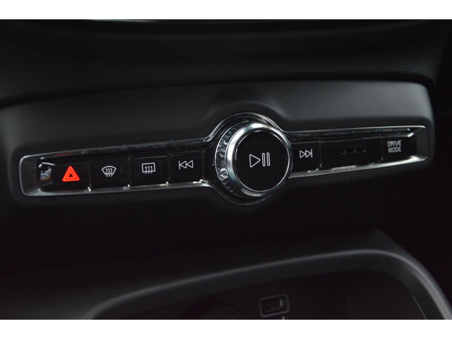 Volvo XC40 T4 Hybride Inscription | Camera | Stoel + Stuur Verwarmd | Apple CarPlay | Parkeersensoren | Dealer Onderhouden |