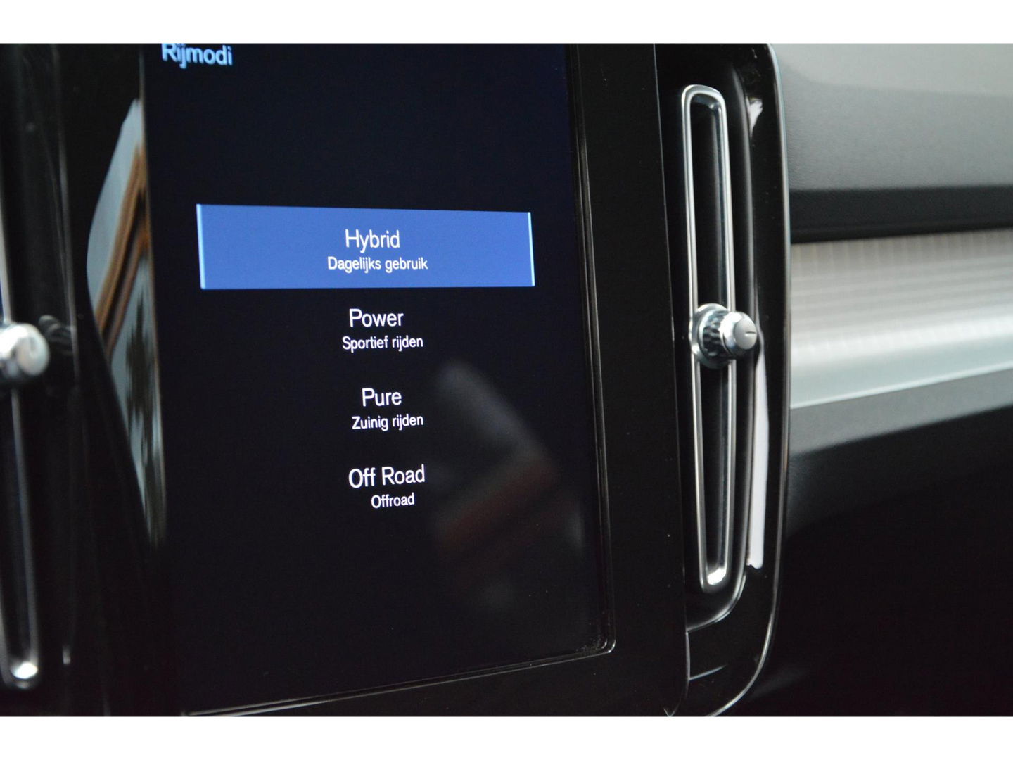 Volvo XC40 T4 Hybride Inscription | Camera | Stoel + Stuur Verwarmd | Apple CarPlay | Parkeersensoren | Dealer Onderhouden |