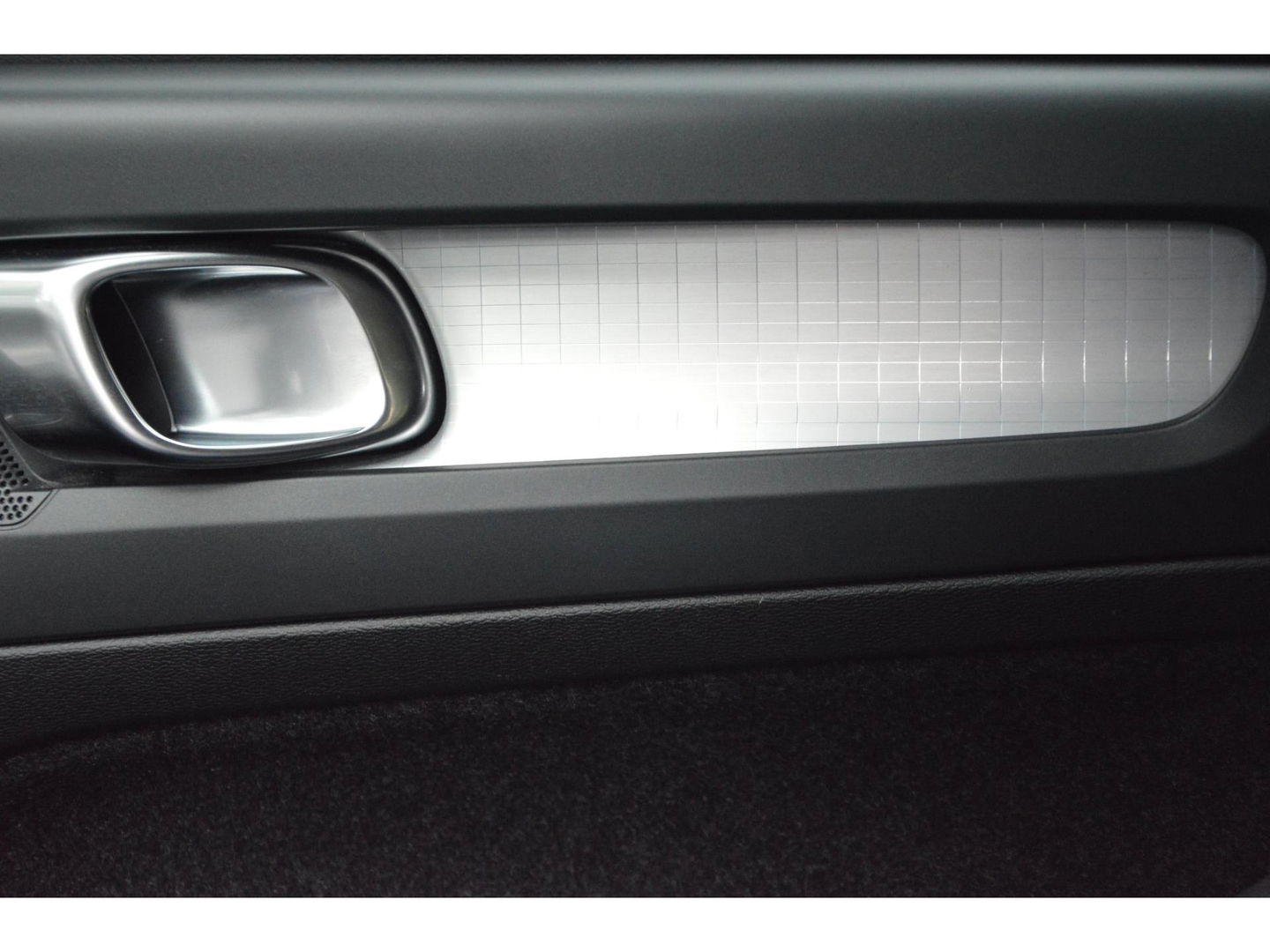 Volvo XC40 T4 Hybride Inscription | Camera | Stoel + Stuur Verwarmd | Apple CarPlay | Parkeersensoren | Dealer Onderhouden |