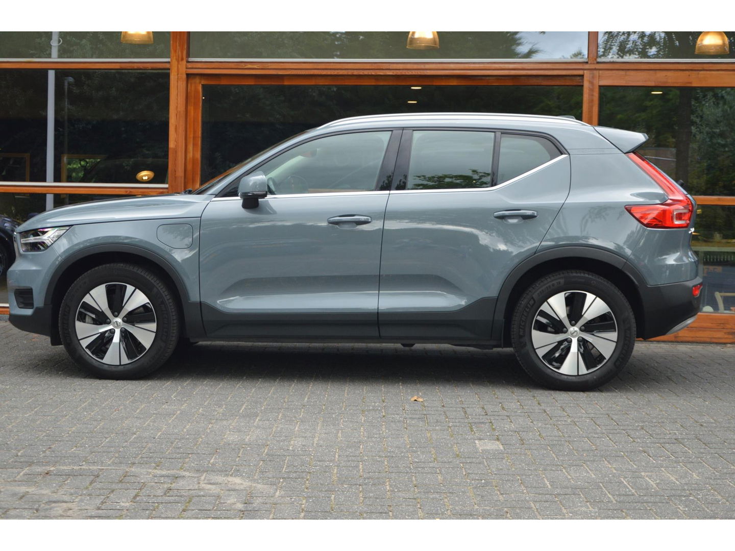 Volvo XC40 T4 Hybride Inscription | Camera | Stoel + Stuur Verwarmd | Apple CarPlay | Parkeersensoren | Dealer Onderhouden |