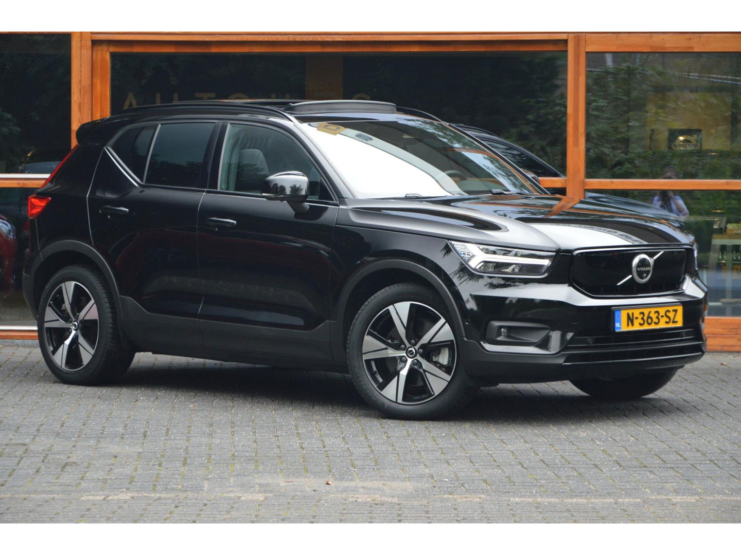 Volvo XC40 Recharge | Panoramadak | 360° Camera | Trekhaak 1500KG | Harman/Kardon | Stoelverwarming | Pilot Assist | Dealer OH |