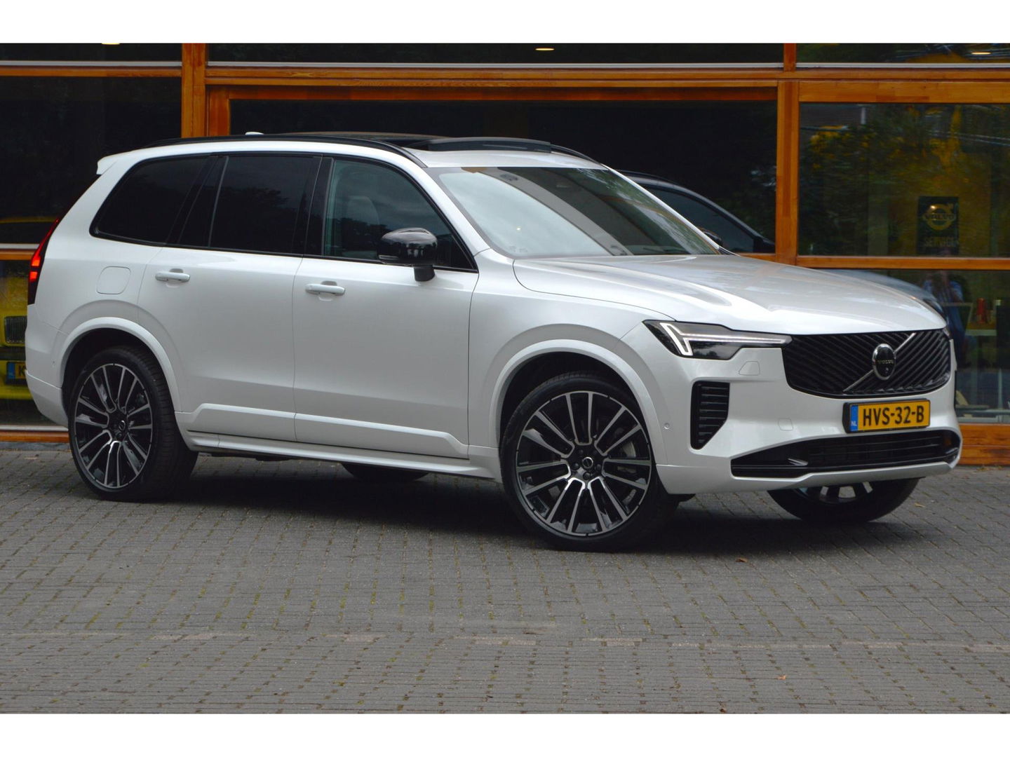 Volvo XC90 T8 AWD Ultra Dark | Luchtvering | Facelift | Bowers & Wilkins | Geventileerde stoelen | 360° Camera | Trekhaak |