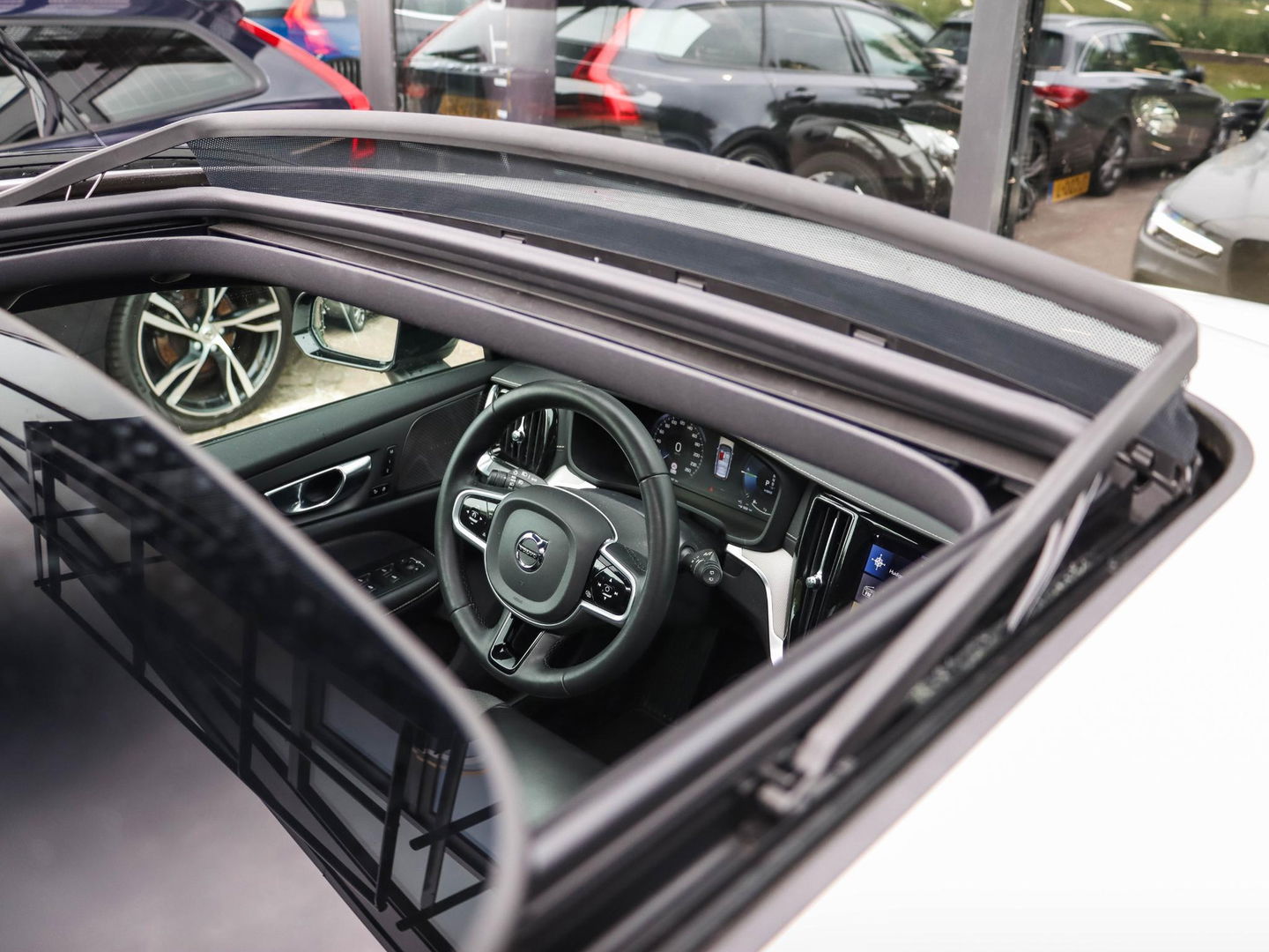 Volvo V60 2.0 T6 Recharge AWD R-Design