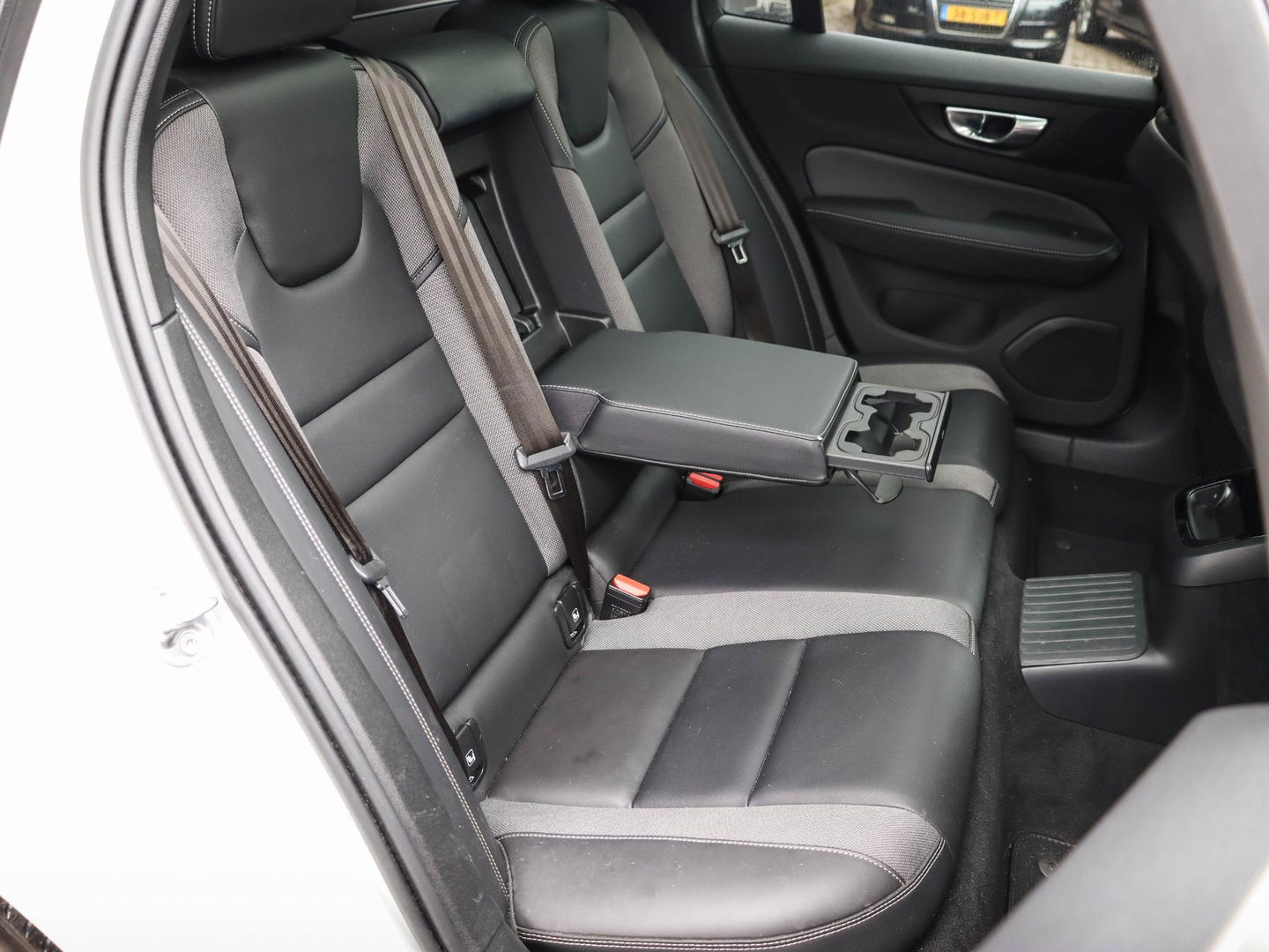 Volvo V60 2.0 T6 Recharge AWD R-Design