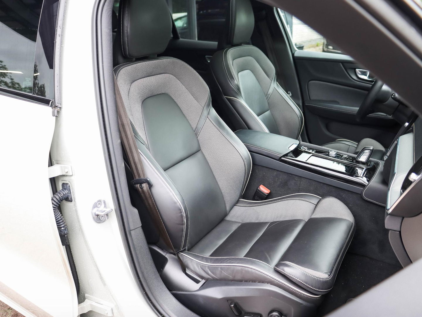Volvo V60 2.0 T6 Recharge AWD R-Design