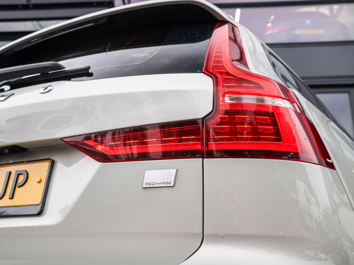 Volvo V60 2.0 T6 Recharge AWD R-Design