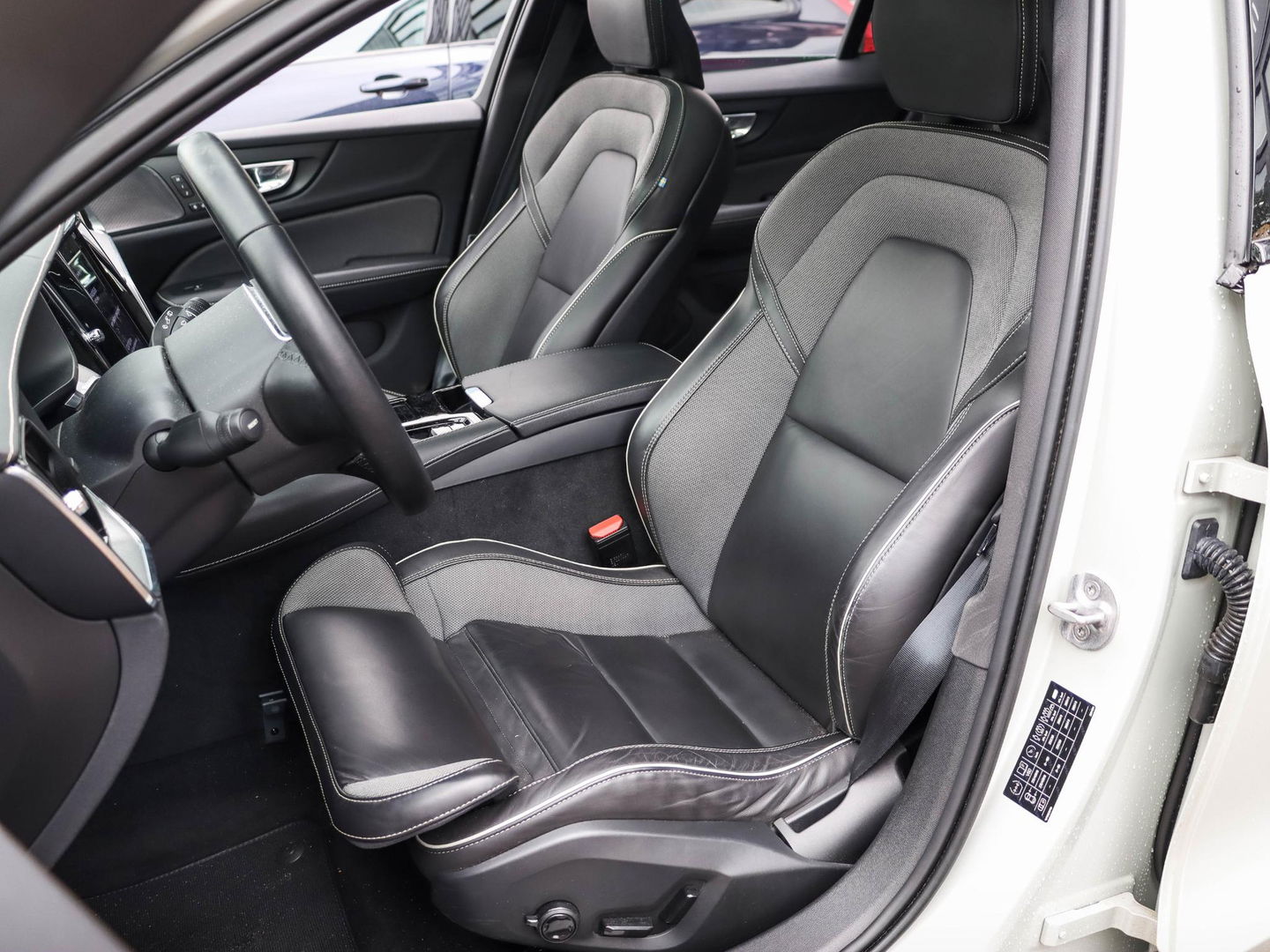 Volvo V60 2.0 T6 Recharge AWD R-Design