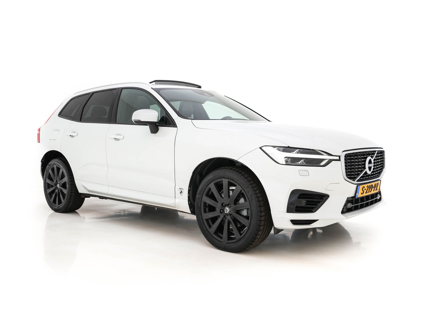 Volvo XC60 2.0 T8 Twin Engine AWD Momentum Aut. *PANO | 1/2LEATHER | FULL-LED | BLIND-SPOT | SPORT-SEATS | DIGI-COCKPIT | CAMERA | NAVI-FULLMAP | 20''ALU | TOWBAR*