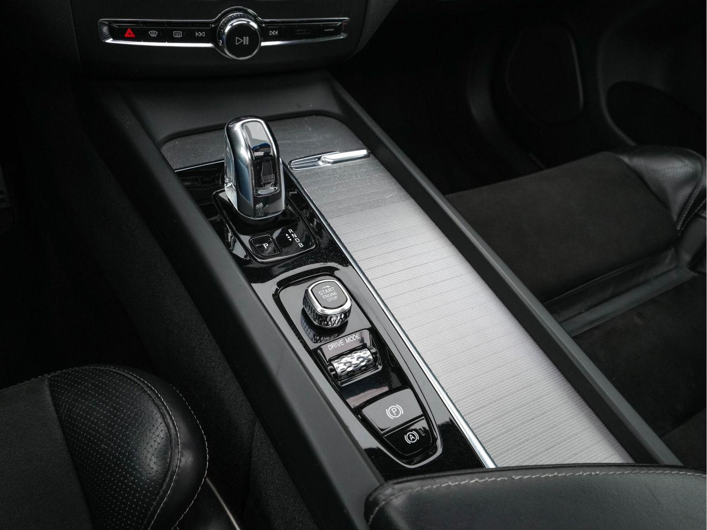 Volvo XC60 2.0 T8 Twin Engine AWD Momentum Aut. *PANO | 1/2LEATHER | FULL-LED | BLIND-SPOT | SPORT-SEATS | DIGI-COCKPIT | CAMERA | NAVI-FULLMAP | 20''ALU | TOWBAR*
