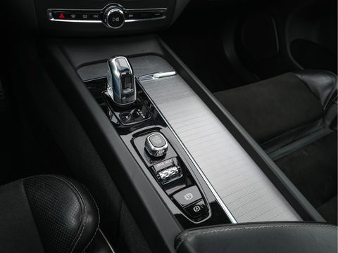 Volvo XC60 2.0 T8 Twin Engine AWD Momentum Aut. *PANO | 1/2LEATHER | FULL-LED | BLIND-SPOT | SPORT-SEATS | DIGI-COCKPIT | CAMERA | NAVI-FULLMAP | 20''ALU | TOWBAR*