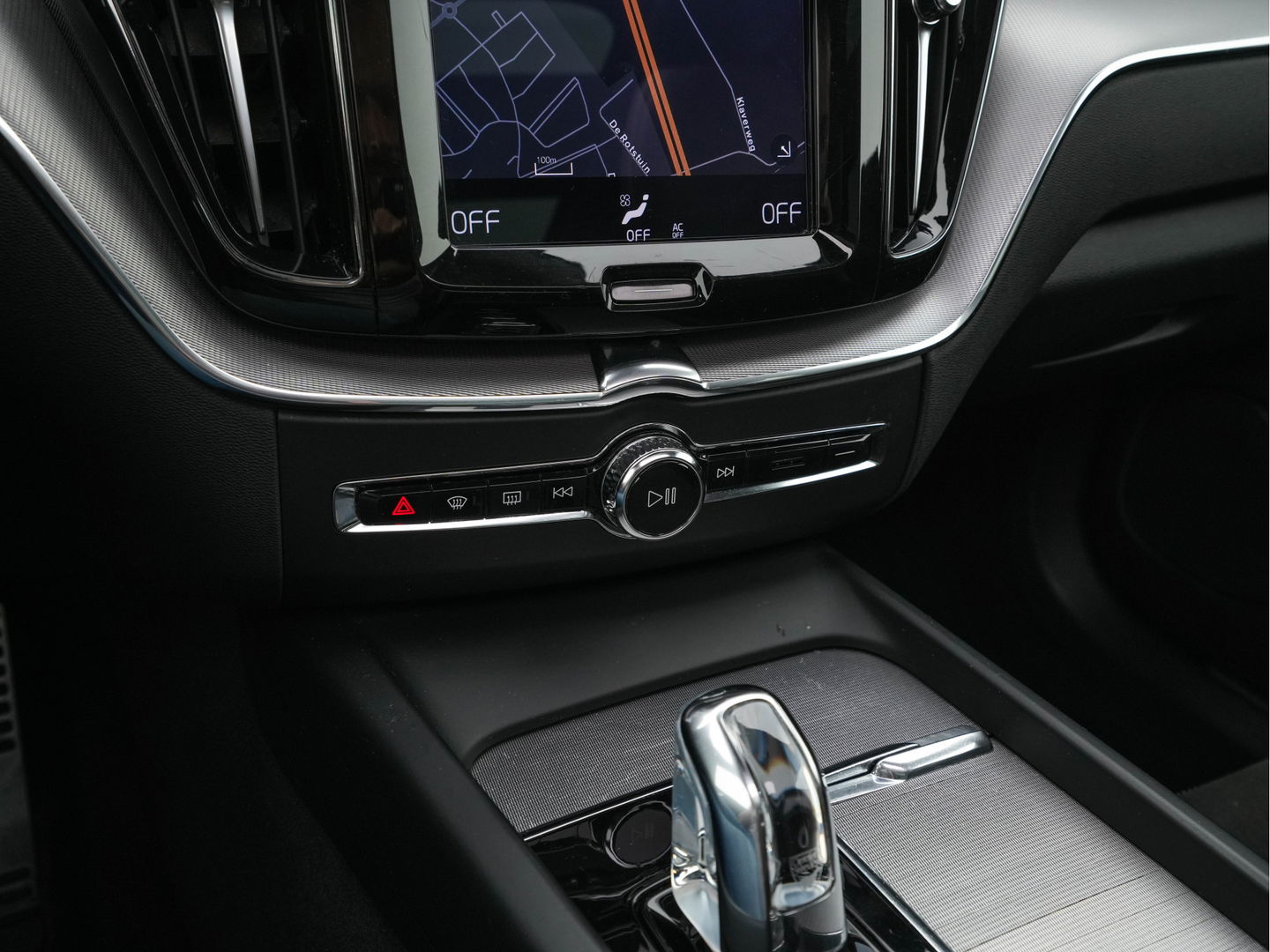 Volvo XC60 2.0 T8 Twin Engine AWD Momentum Aut. *PANO | 1/2LEATHER | FULL-LED | BLIND-SPOT | SPORT-SEATS | DIGI-COCKPIT | CAMERA | NAVI-FULLMAP | 20''ALU | TOWBAR*