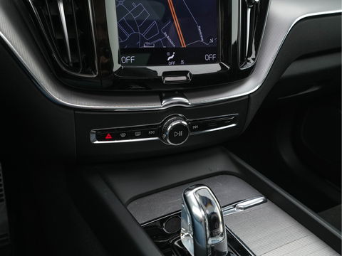 Volvo XC60 2.0 T8 Twin Engine AWD Momentum Aut. *PANO | 1/2LEATHER | FULL-LED | BLIND-SPOT | SPORT-SEATS | DIGI-COCKPIT | CAMERA | NAVI-FULLMAP | 20''ALU | TOWBAR*