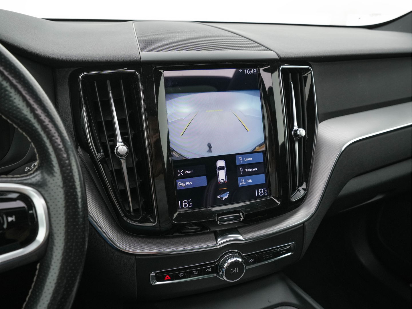 Volvo XC60 2.0 T8 Twin Engine AWD Momentum Aut. *PANO | 1/2LEATHER | FULL-LED | BLIND-SPOT | SPORT-SEATS | DIGI-COCKPIT | CAMERA | NAVI-FULLMAP | 20''ALU | TOWBAR*