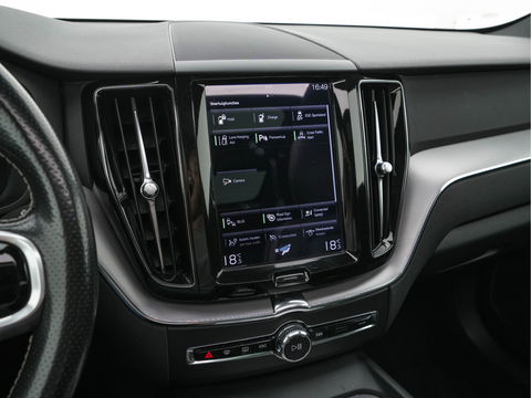 Volvo XC60 2.0 T8 Twin Engine AWD Momentum Aut. *PANO | 1/2LEATHER | FULL-LED | BLIND-SPOT | SPORT-SEATS | DIGI-COCKPIT | CAMERA | NAVI-FULLMAP | 20''ALU | TOWBAR*