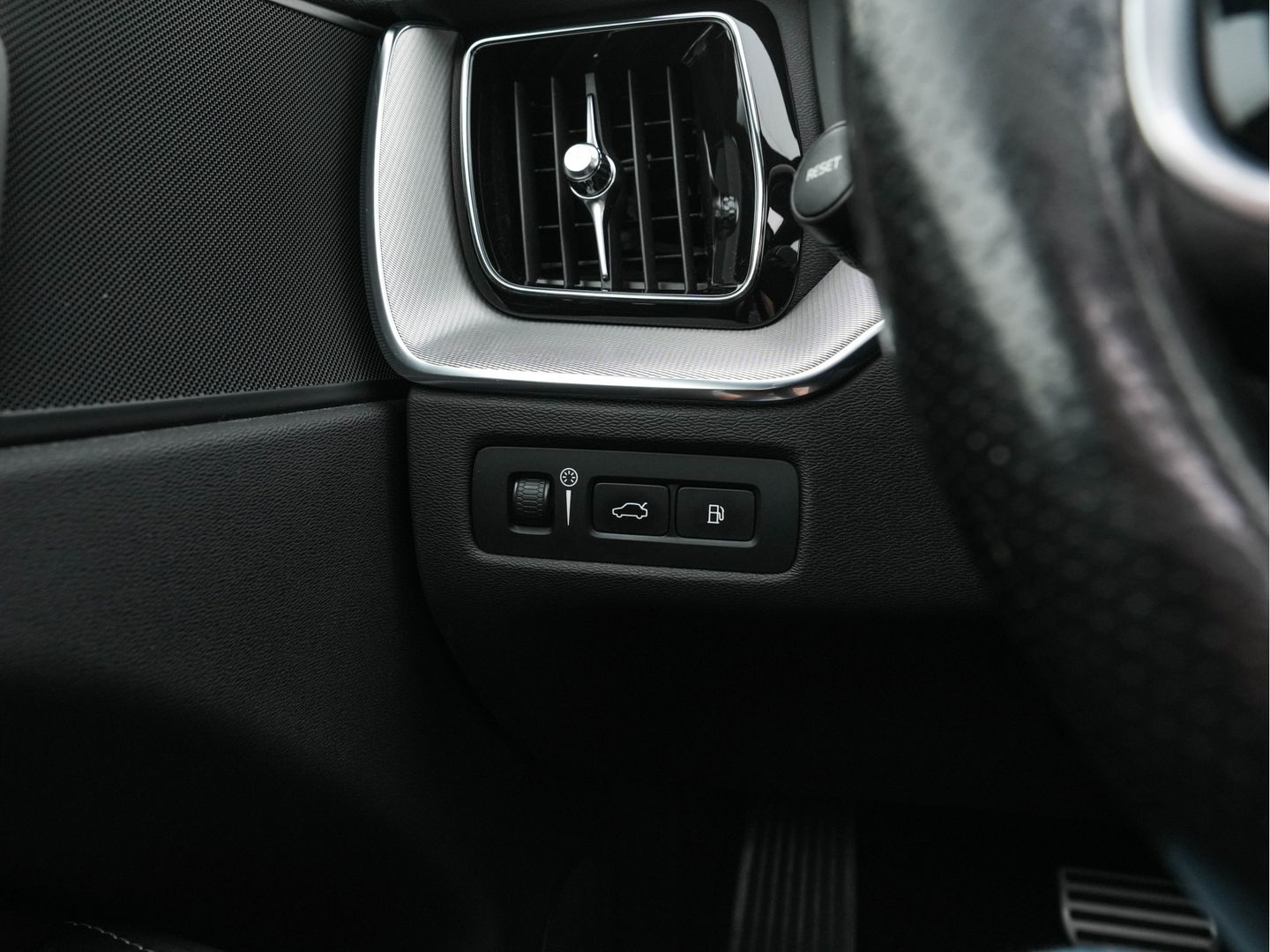 Volvo XC60 2.0 T8 Twin Engine AWD Momentum Aut. *PANO | 1/2LEATHER | FULL-LED | BLIND-SPOT | SPORT-SEATS | DIGI-COCKPIT | CAMERA | NAVI-FULLMAP | 20''ALU | TOWBAR*