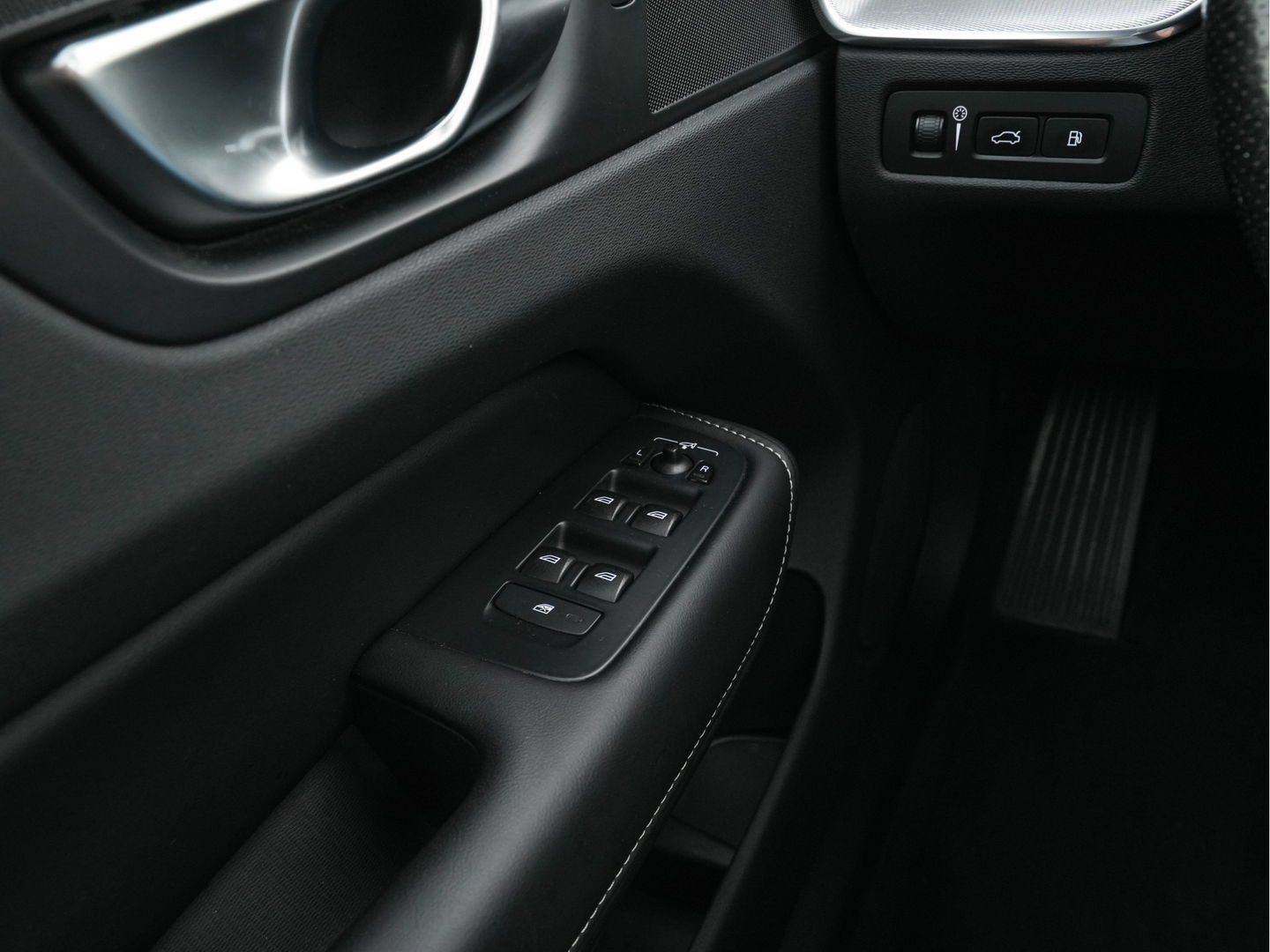 Volvo XC60 2.0 T8 Twin Engine AWD Momentum Aut. *PANO | 1/2LEATHER | FULL-LED | BLIND-SPOT | SPORT-SEATS | DIGI-COCKPIT | CAMERA | NAVI-FULLMAP | 20''ALU | TOWBAR*
