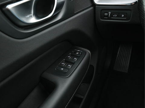 Volvo XC60 2.0 T8 Twin Engine AWD Momentum Aut. *PANO | 1/2LEATHER | FULL-LED | BLIND-SPOT | SPORT-SEATS | DIGI-COCKPIT | CAMERA | NAVI-FULLMAP | 20''ALU | TOWBAR*