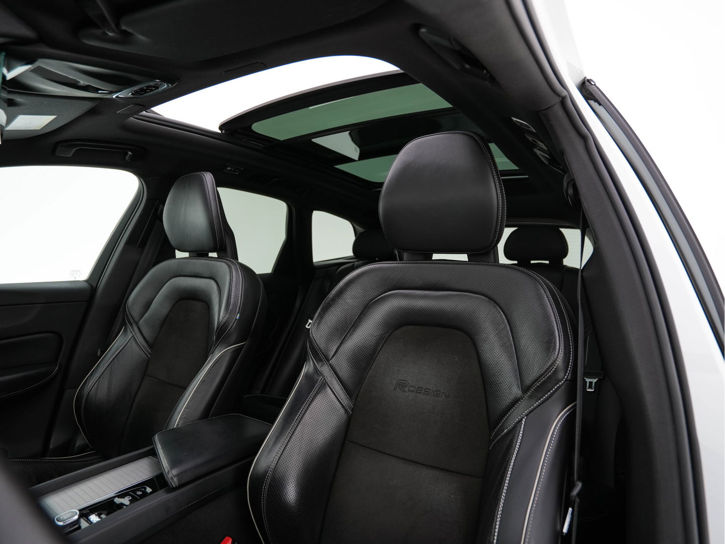 Volvo XC60 2.0 T8 Twin Engine AWD Momentum Aut. *PANO | 1/2LEATHER | FULL-LED | BLIND-SPOT | SPORT-SEATS | DIGI-COCKPIT | CAMERA | NAVI-FULLMAP | 20''ALU | TOWBAR*