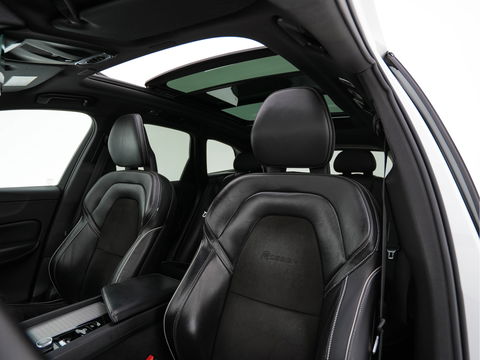 Volvo XC60 2.0 T8 Twin Engine AWD Momentum Aut. *PANO | 1/2LEATHER | FULL-LED | BLIND-SPOT | SPORT-SEATS | DIGI-COCKPIT | CAMERA | NAVI-FULLMAP | 20''ALU | TOWBAR*