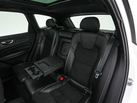 Volvo XC60 2.0 T8 Twin Engine AWD Momentum Aut. *PANO | 1/2LEATHER | FULL-LED | BLIND-SPOT | SPORT-SEATS | DIGI-COCKPIT | CAMERA | NAVI-FULLMAP | 20''ALU | TOWBAR*