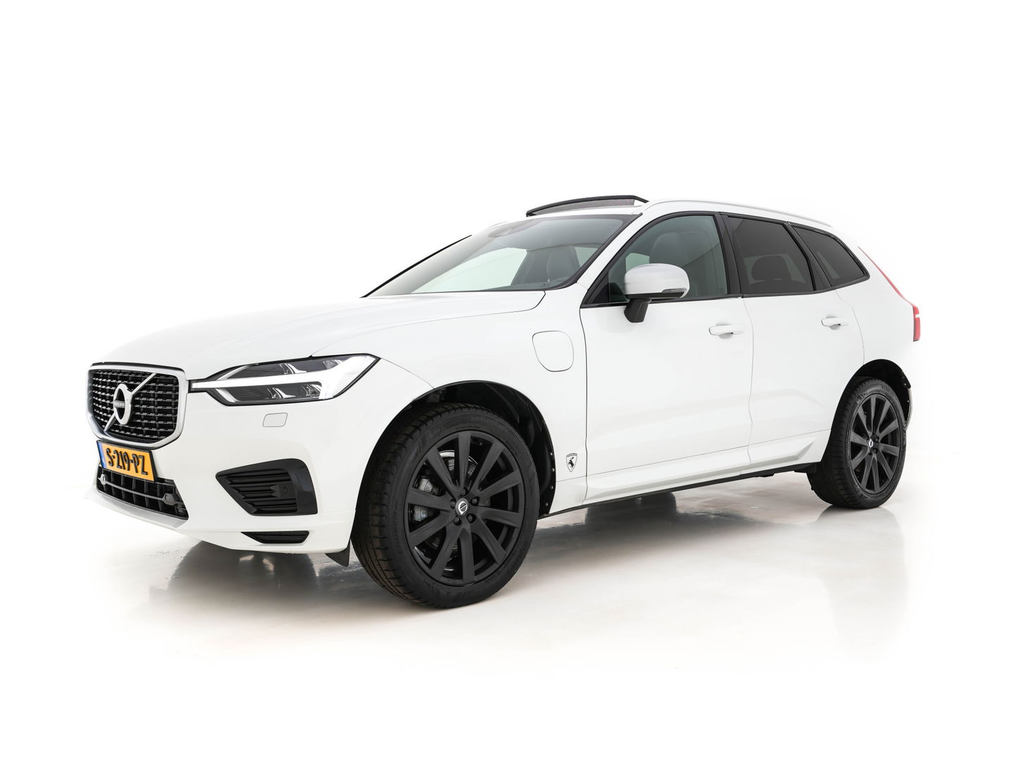 Volvo XC60 2.0 T8 Twin Engine AWD Momentum Aut. *PANO | 1/2LEATHER | FULL-LED | BLIND-SPOT | SPORT-SEATS | DIGI-COCKPIT | CAMERA | NAVI-FULLMAP | 20''ALU | TOWBAR*