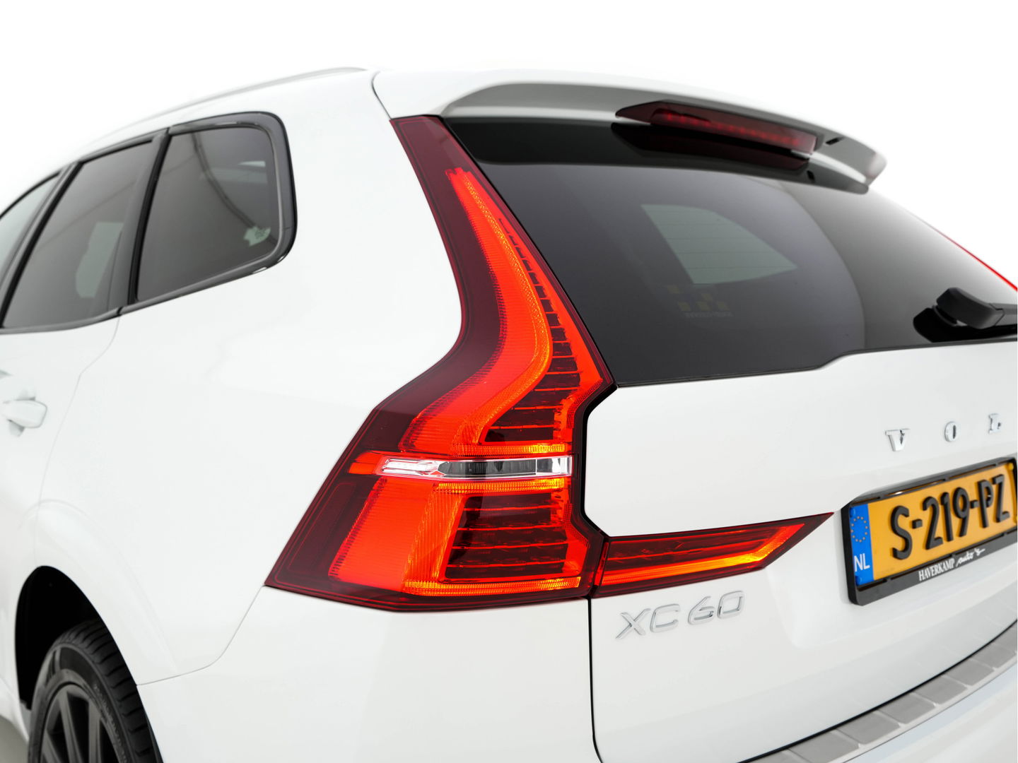 Volvo XC60 2.0 T8 Twin Engine AWD Momentum Aut. *PANO | 1/2LEATHER | FULL-LED | BLIND-SPOT | SPORT-SEATS | DIGI-COCKPIT | CAMERA | NAVI-FULLMAP | 20''ALU | TOWBAR*
