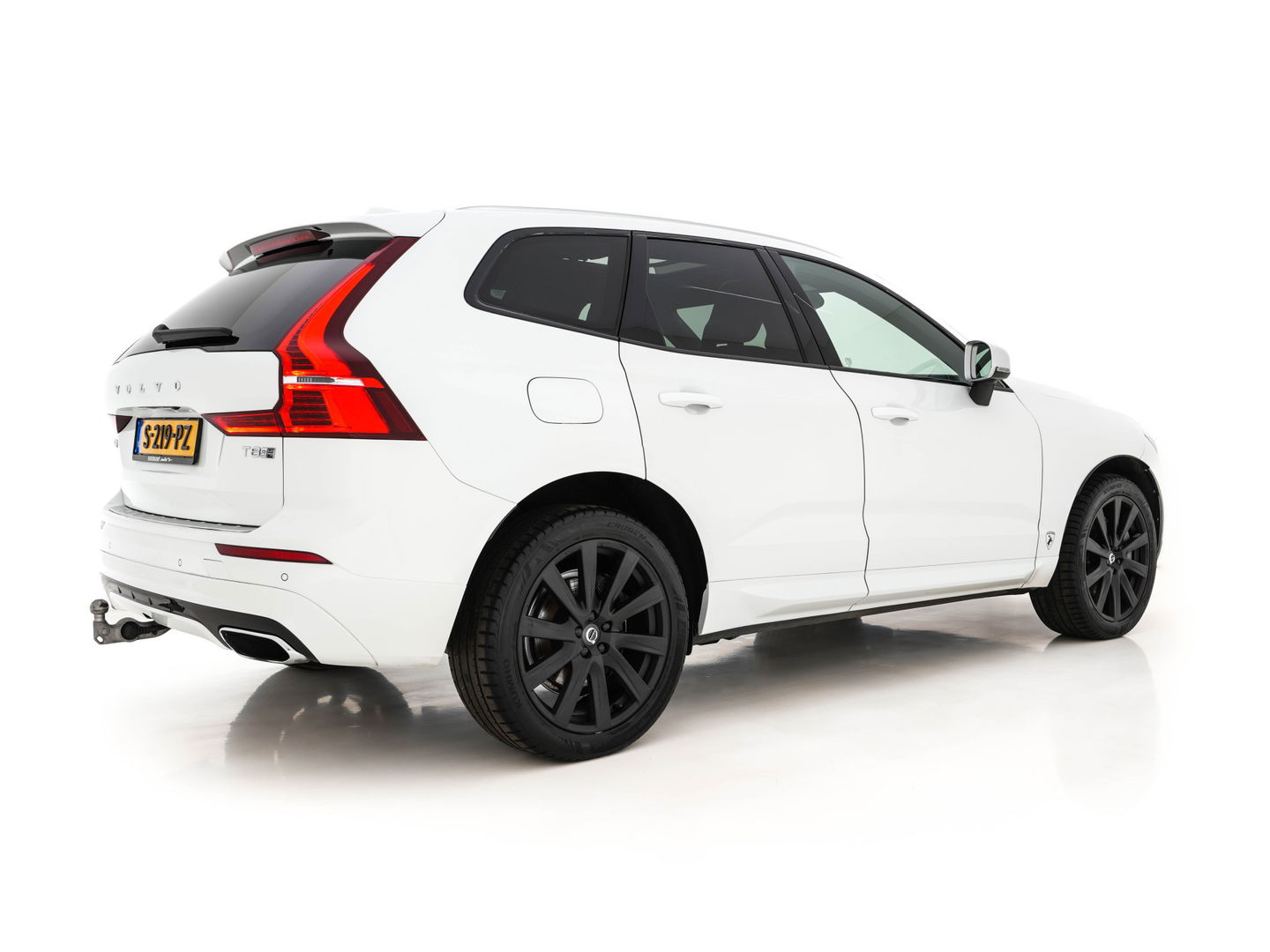 Volvo XC60 2.0 T8 Twin Engine AWD Momentum Aut. *PANO | 1/2LEATHER | FULL-LED | BLIND-SPOT | SPORT-SEATS | DIGI-COCKPIT | CAMERA | NAVI-FULLMAP | 20''ALU | TOWBAR*