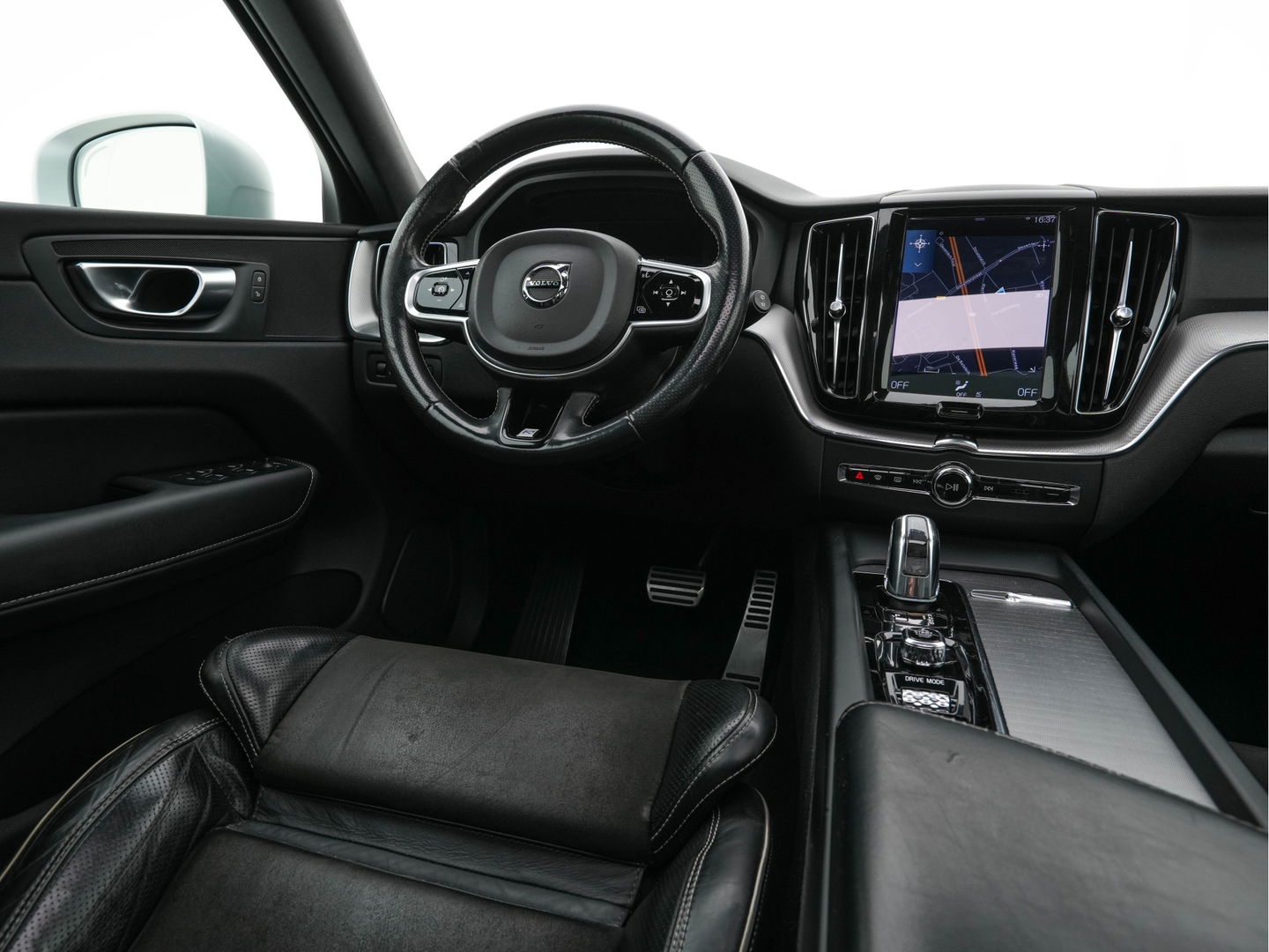 Volvo XC60 2.0 T8 Twin Engine AWD Momentum Aut. *PANO | 1/2LEATHER | FULL-LED | BLIND-SPOT | SPORT-SEATS | DIGI-COCKPIT | CAMERA | NAVI-FULLMAP | 20''ALU | TOWBAR*