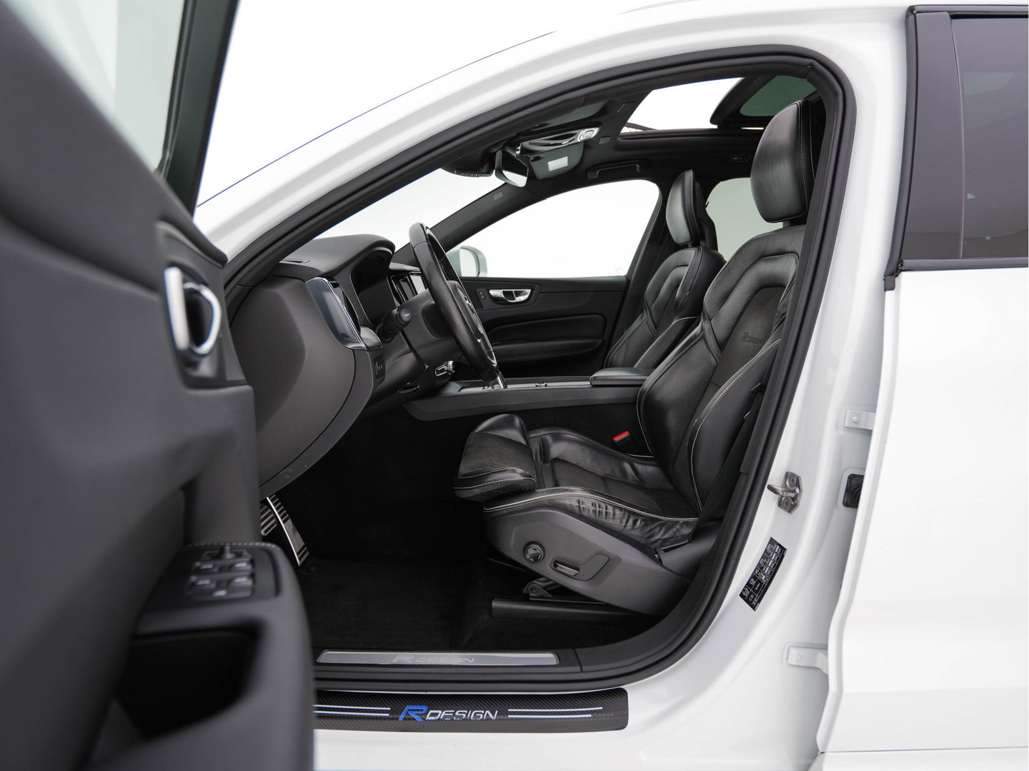 Volvo XC60 2.0 T8 Twin Engine AWD Momentum Aut. *PANO | 1/2LEATHER | FULL-LED | BLIND-SPOT | SPORT-SEATS | DIGI-COCKPIT | CAMERA | NAVI-FULLMAP | 20''ALU | TOWBAR*