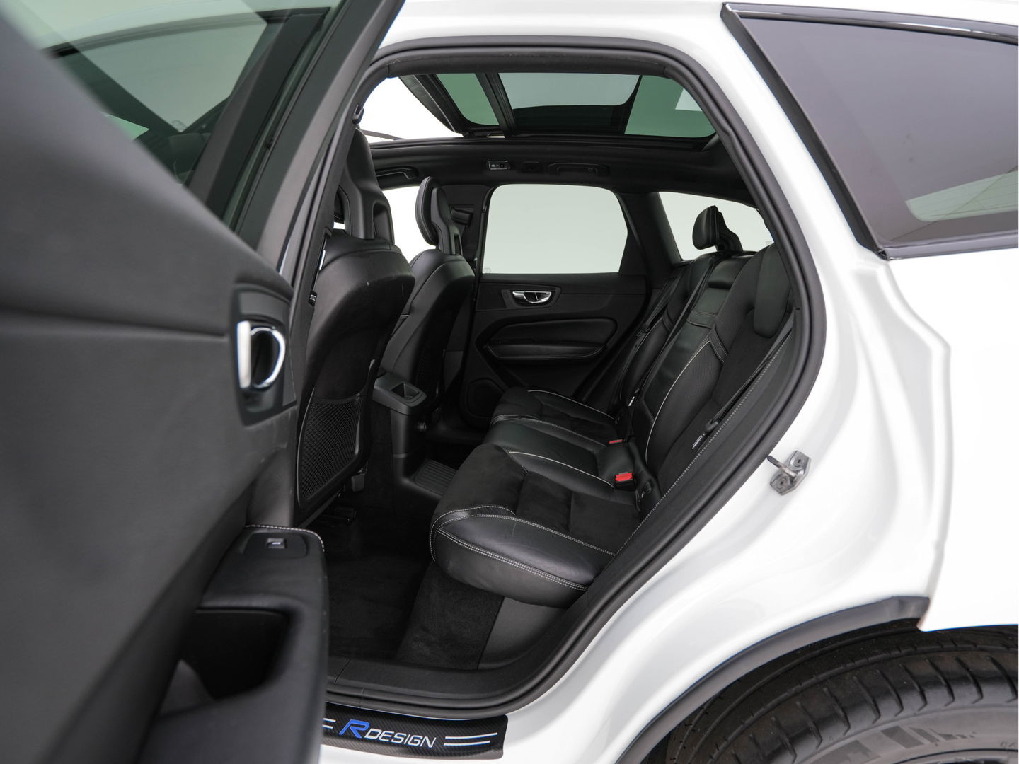 Volvo XC60 2.0 T8 Twin Engine AWD Momentum Aut. *PANO | 1/2LEATHER | FULL-LED | BLIND-SPOT | SPORT-SEATS | DIGI-COCKPIT | CAMERA | NAVI-FULLMAP | 20''ALU | TOWBAR*