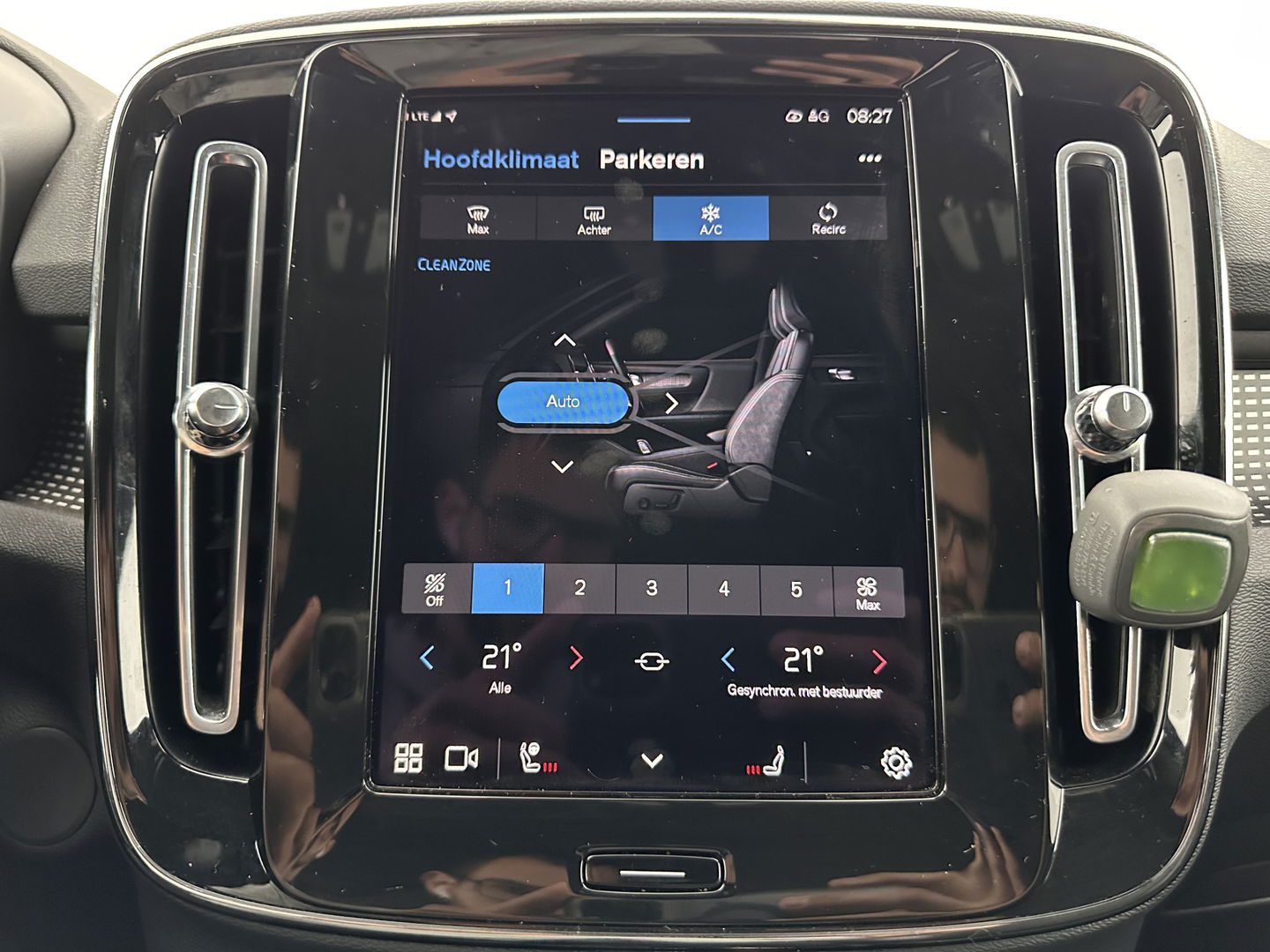 Volvo XC40 Recharge P8 AWD R-Design [ 3-Fase ] (INCL-BTW) *DIGI-COCKPIT | FULL-LED | PREMIUM-AUDIO | TOP-VIEW | APP.CONNECT | NAVI-FULLMAP | ALCANTARA-LEATHER | ECC | PDC | SPORT-SEATS | 19''ALU *