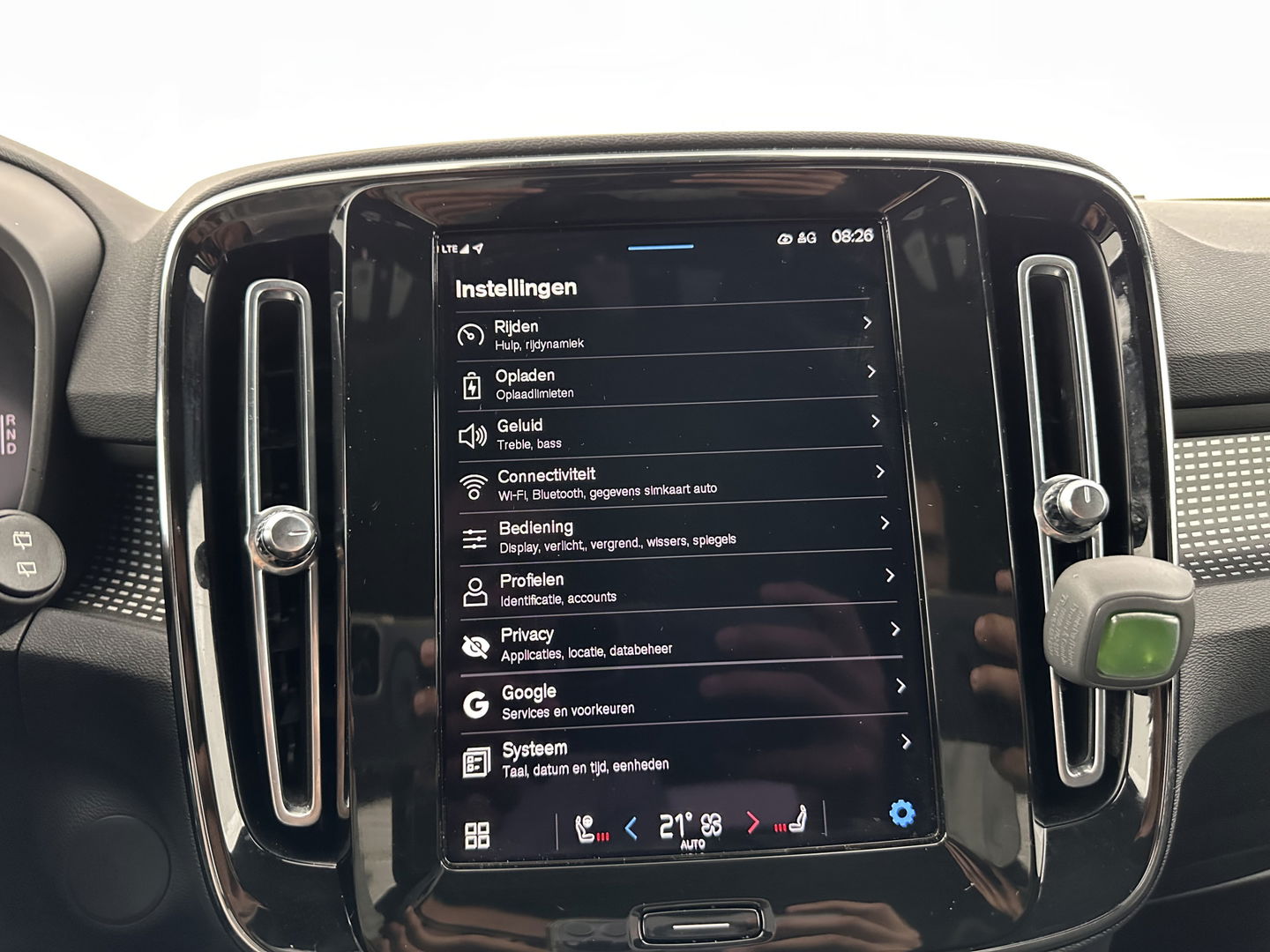 Volvo XC40 Recharge P8 AWD R-Design [ 3-Fase ] (INCL-BTW) *DIGI-COCKPIT | FULL-LED | PREMIUM-AUDIO | TOP-VIEW | APP.CONNECT | NAVI-FULLMAP | ALCANTARA-LEATHER | ECC | PDC | SPORT-SEATS | 19''ALU *