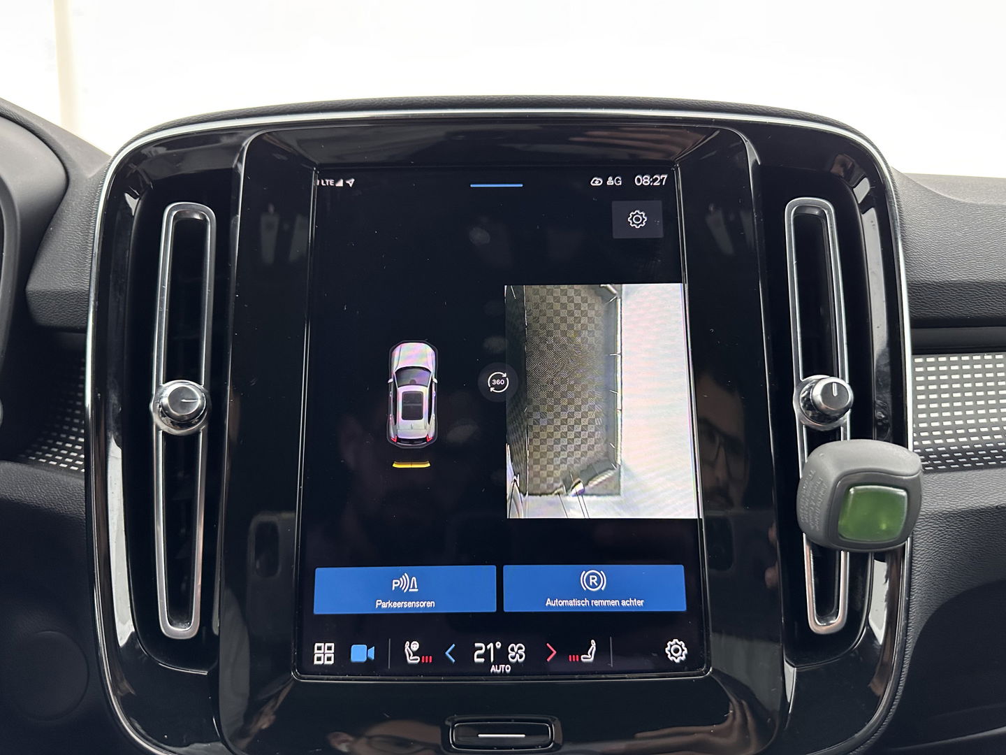 Volvo XC40 Recharge P8 AWD R-Design [ 3-Fase ] (INCL-BTW) *DIGI-COCKPIT | FULL-LED | PREMIUM-AUDIO | TOP-VIEW | APP.CONNECT | NAVI-FULLMAP | ALCANTARA-LEATHER | ECC | PDC | SPORT-SEATS | 19''ALU *