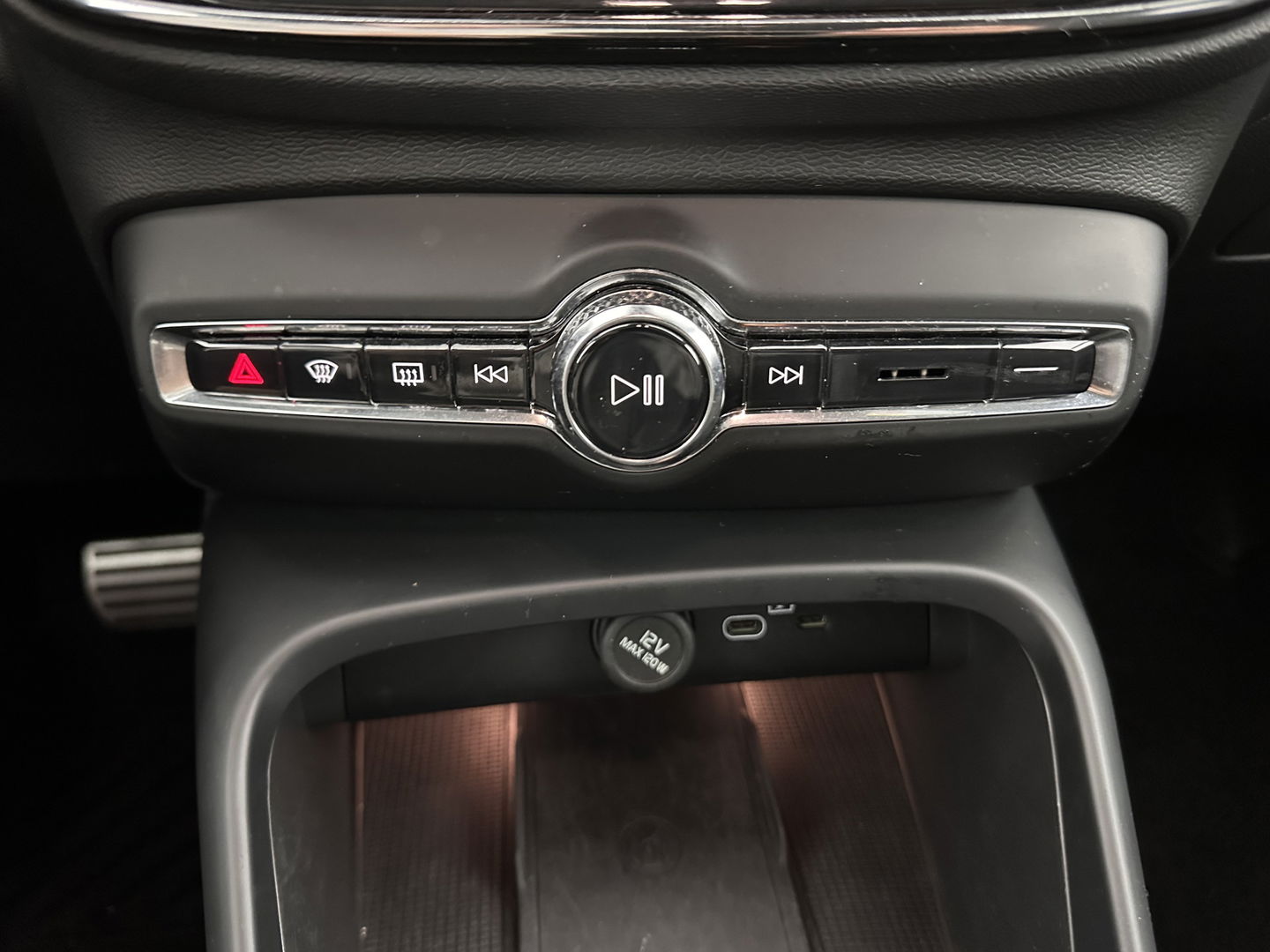 Volvo XC40 Recharge P8 AWD R-Design [ 3-Fase ] (INCL-BTW) *DIGI-COCKPIT | FULL-LED | PREMIUM-AUDIO | TOP-VIEW | APP.CONNECT | NAVI-FULLMAP | ALCANTARA-LEATHER | ECC | PDC | SPORT-SEATS | 19''ALU *