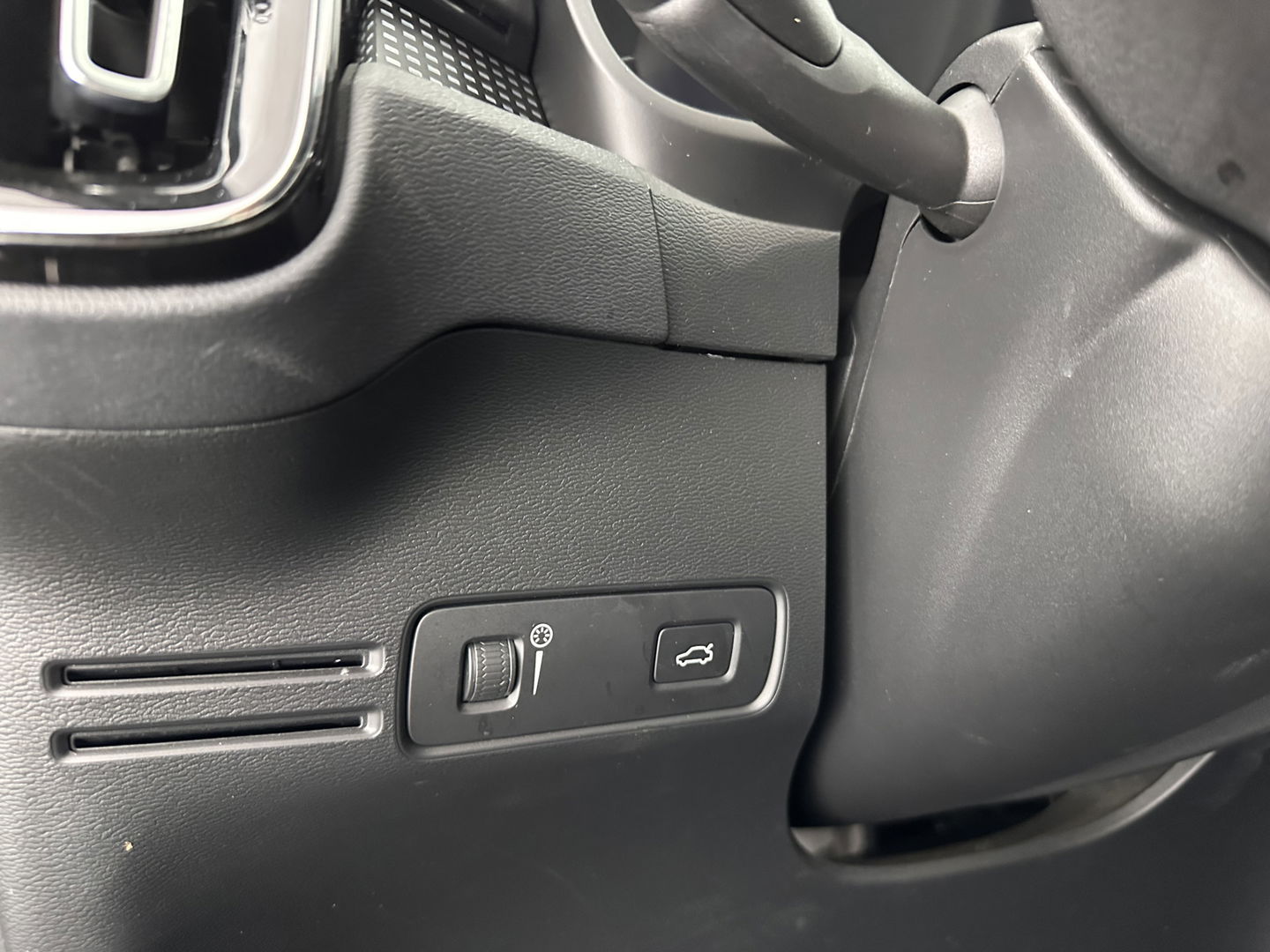 Volvo XC40 Recharge P8 AWD R-Design [ 3-Fase ] (INCL-BTW) *DIGI-COCKPIT | FULL-LED | PREMIUM-AUDIO | TOP-VIEW | APP.CONNECT | NAVI-FULLMAP | ALCANTARA-LEATHER | ECC | PDC | SPORT-SEATS | 19''ALU *