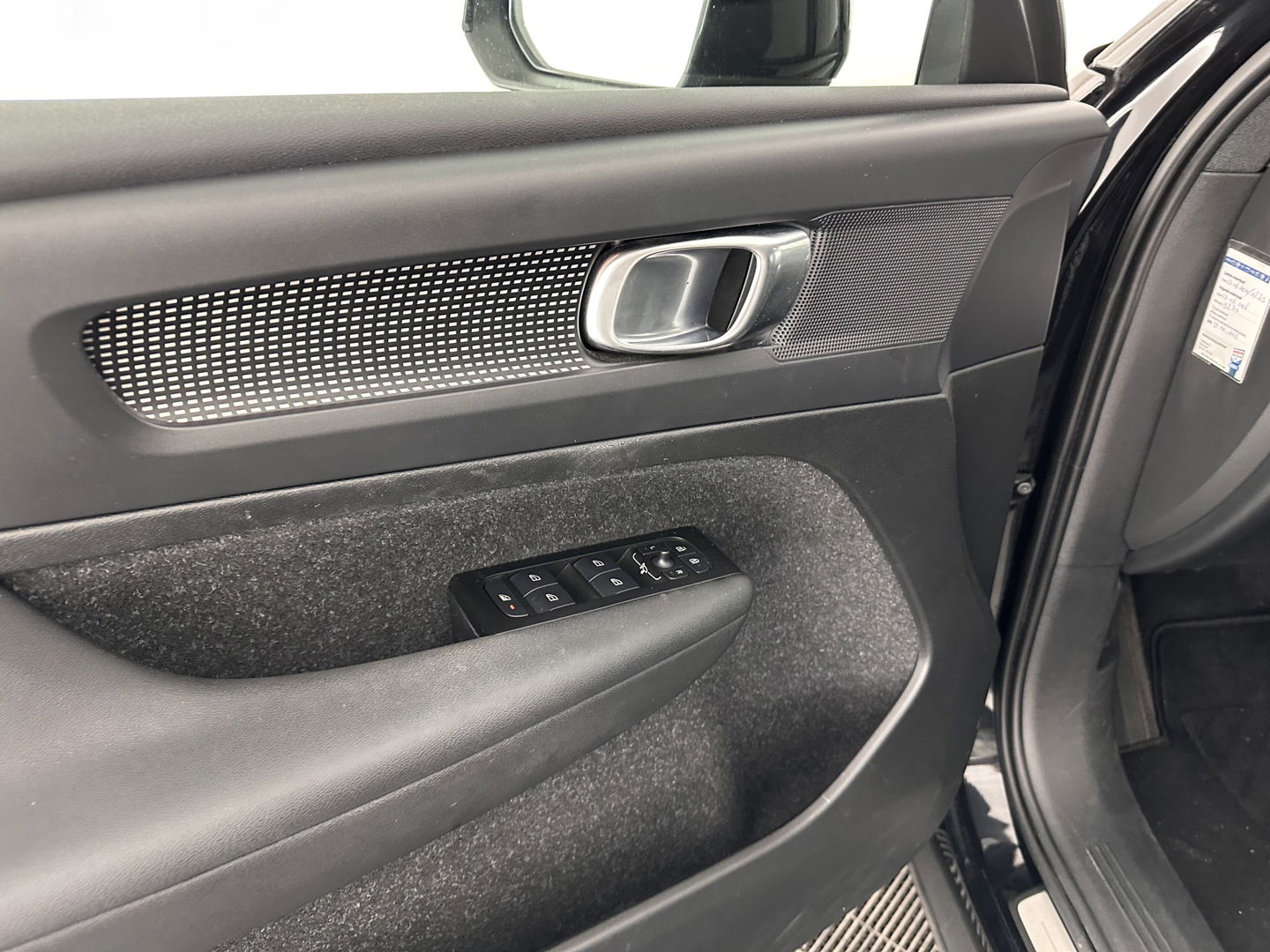 Volvo XC40 Recharge P8 AWD R-Design [ 3-Fase ] (INCL-BTW) *DIGI-COCKPIT | FULL-LED | PREMIUM-AUDIO | TOP-VIEW | APP.CONNECT | NAVI-FULLMAP | ALCANTARA-LEATHER | ECC | PDC | SPORT-SEATS | 19''ALU *
