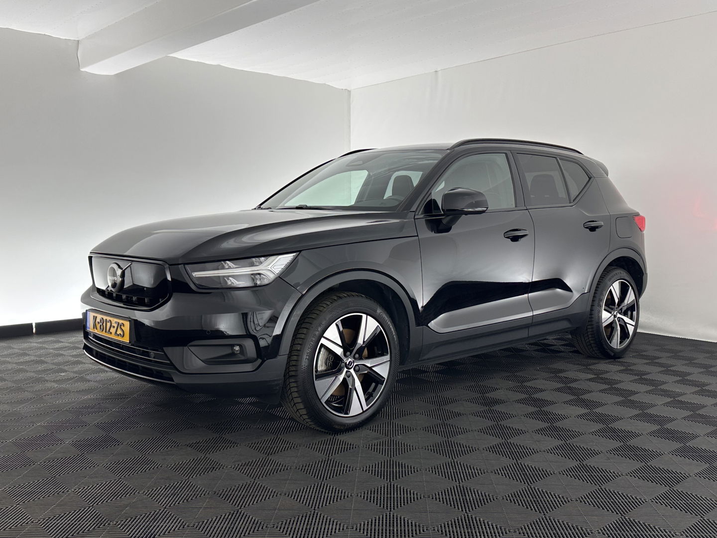 Volvo XC40 Recharge P8 AWD R-Design [ 3-Fase ] (INCL-BTW) *DIGI-COCKPIT | FULL-LED | PREMIUM-AUDIO | TOP-VIEW | APP.CONNECT | NAVI-FULLMAP | ALCANTARA-LEATHER | ECC | PDC | SPORT-SEATS | 19''ALU *