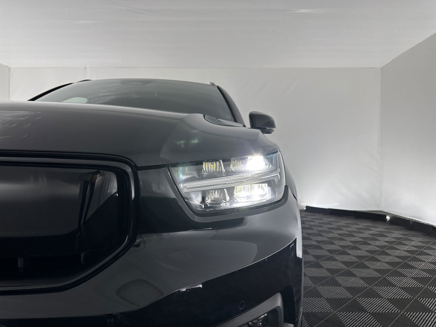 Volvo XC40 Recharge P8 AWD R-Design [ 3-Fase ] (INCL-BTW) *DIGI-COCKPIT | FULL-LED | PREMIUM-AUDIO | TOP-VIEW | APP.CONNECT | NAVI-FULLMAP | ALCANTARA-LEATHER | ECC | PDC | SPORT-SEATS | 19''ALU *
