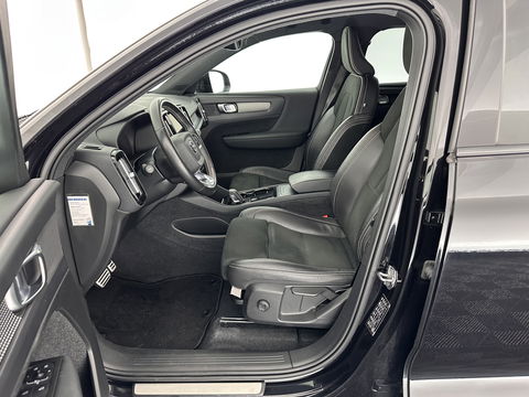 Volvo XC40 Recharge P8 AWD R-Design [ 3-Fase ] (INCL-BTW) *DIGI-COCKPIT | FULL-LED | PREMIUM-AUDIO | TOP-VIEW | APP.CONNECT | NAVI-FULLMAP | ALCANTARA-LEATHER | ECC | PDC | SPORT-SEATS | 19''ALU *