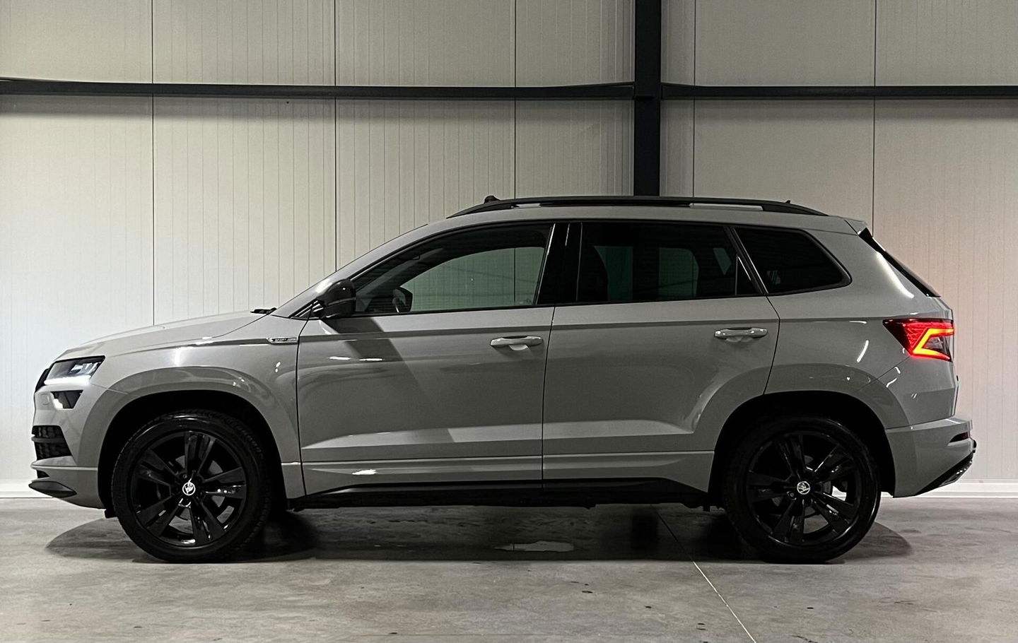 Škoda Karoq 1.5 TSI Sportline Virtual Pano Trekhaak sfeerver