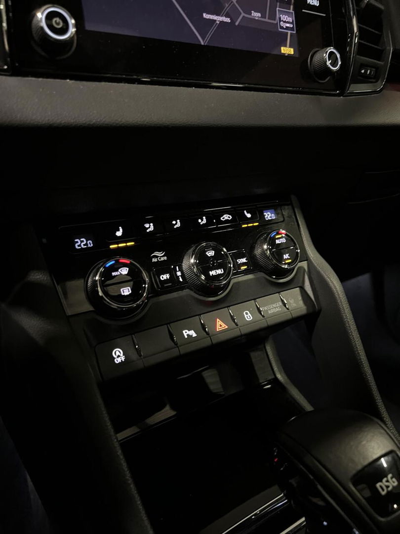 Škoda Karoq 1.5 TSI Sportline Virtual Pano Trekhaak sfeerver