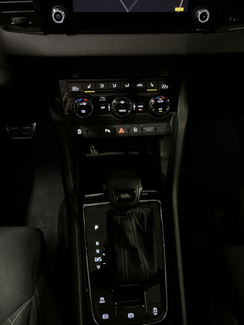Škoda Karoq 1.5 TSI Sportline Virtual Pano Trekhaak sfeerver