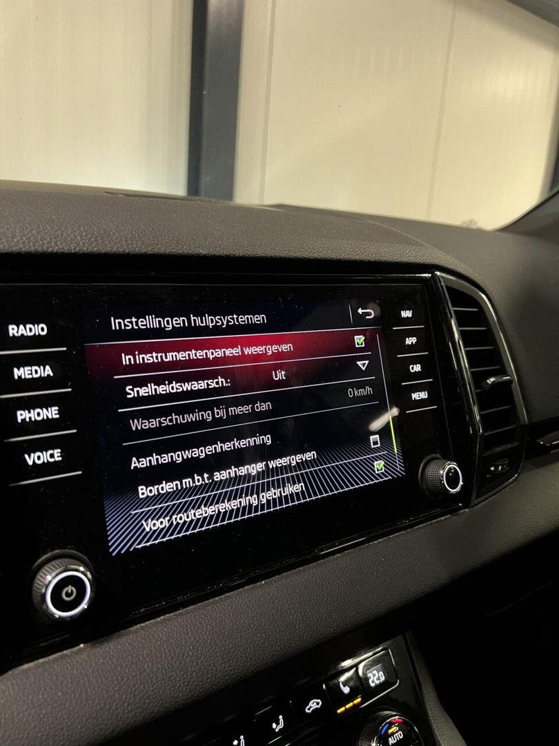 Škoda Karoq 1.5 TSI Sportline Virtual Pano Trekhaak sfeerver