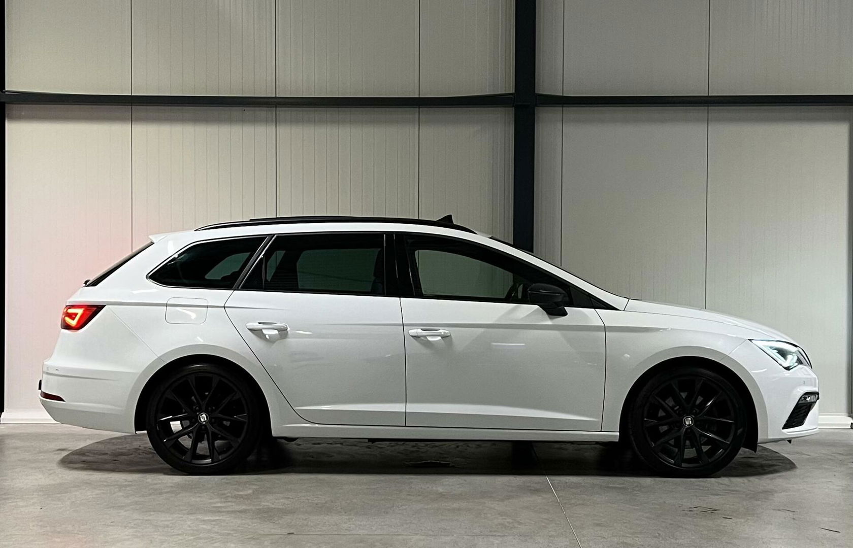 SEAT Leon Sportstourer Seat Leon 1.5 TSI 150PK Pano Virtual Trekhaak Black edition