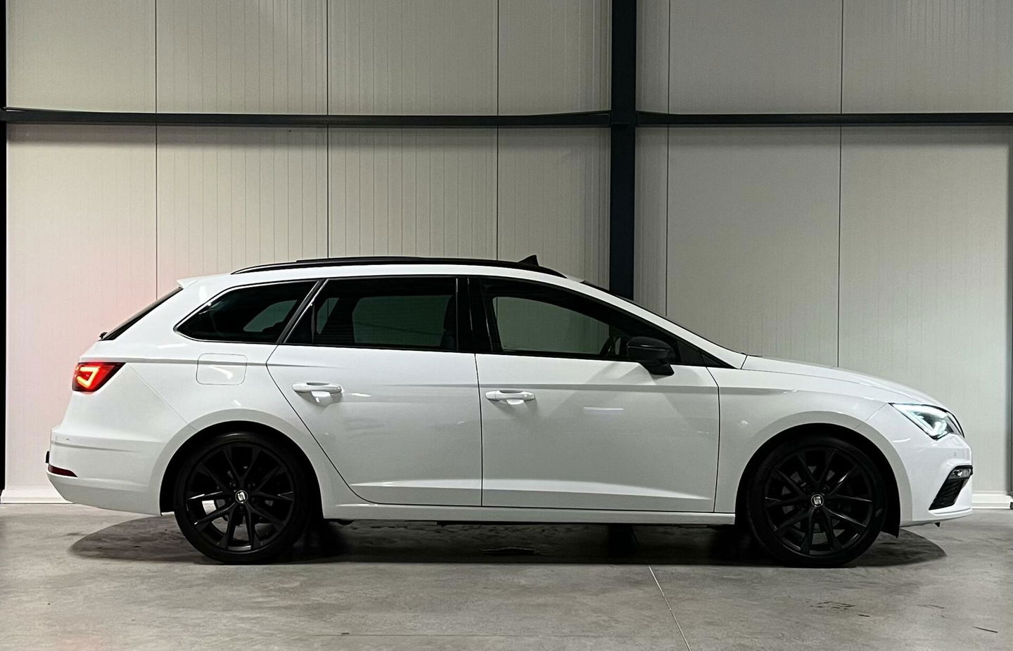 SEAT Leon Sportstourer Seat Leon 1.5 TSI 150PK Pano Virtual Trekhaak Black edition