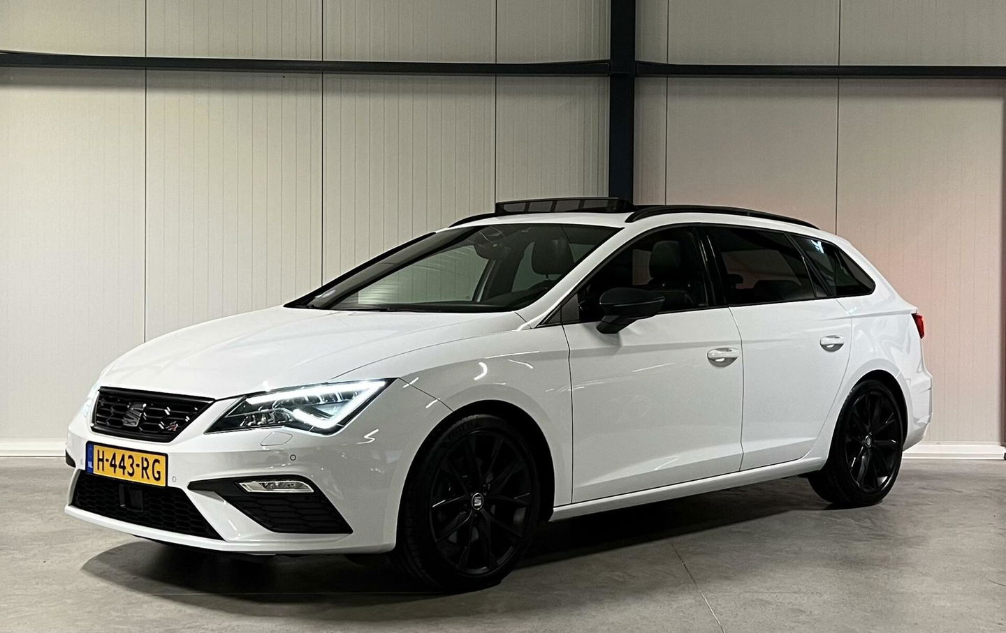 SEAT Leon Sportstourer Seat Leon 1.5 TSI 150PK Pano Virtual Trekhaak Black edition