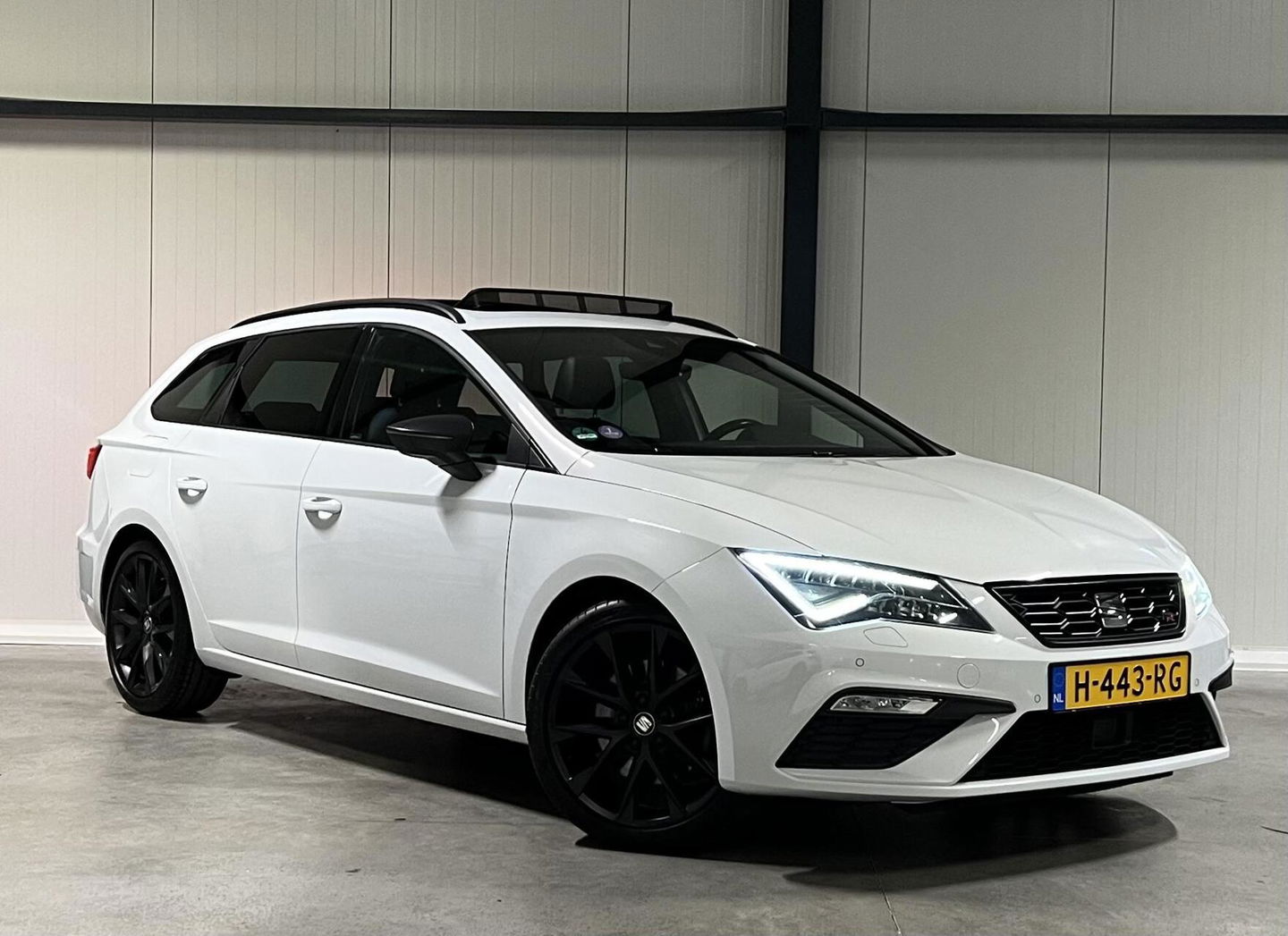 SEAT Leon Sportstourer Seat Leon 1.5 TSI 150PK Pano Virtual Trekhaak Black edition